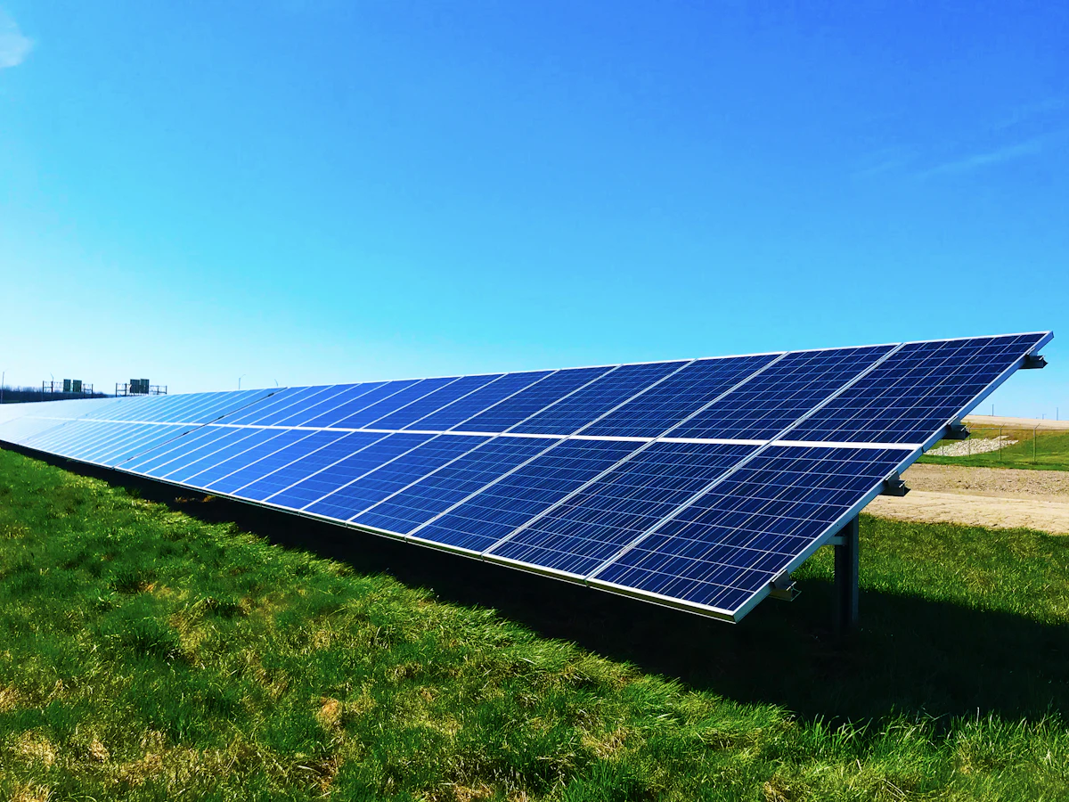 Paneles solares instalados en techo en Chitré, Azuero, Panamá
